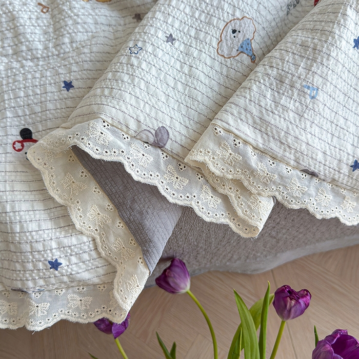 91家纺网 家纺一手货源 找家纺 竹合家纺 2026新品泡芙纱夏被四件套全棉镂空花边泡泡皱皱纱夏凉被 小狗派对