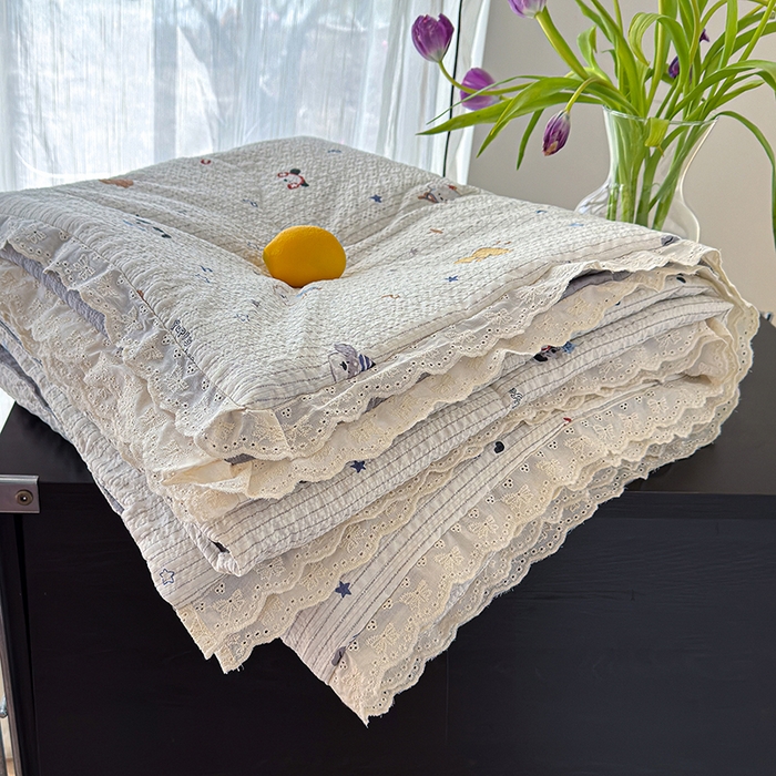 91家纺网 家纺一手货源 找家纺 竹合家纺 2026新品泡芙纱夏被四件套全棉镂空花边泡泡皱皱纱夏凉被 小狗派对