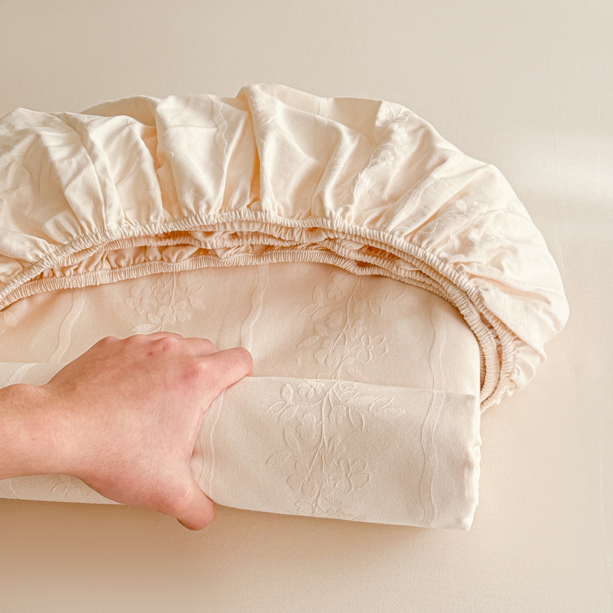 91家纺网 家纺一手货源 找家纺 眠博士 2026新款60S水洗立体提花床笠-场景二 床笠-花间梦-奶白