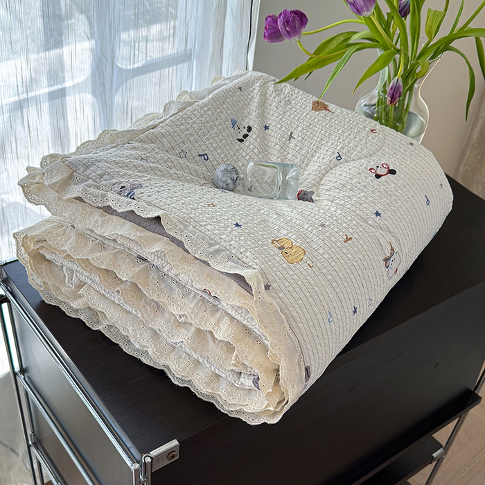 91家纺网 家纺一手货源 找家纺 竹合家纺 2026新品泡芙纱夏被四件套全棉镂空花边泡泡皱皱纱夏凉被 小狗派对