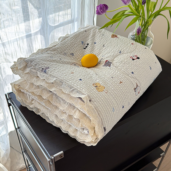 91家纺网 家纺一手货源 找家纺 竹合家纺 2026新品泡芙纱夏被四件套全棉镂空花边泡泡皱皱纱夏凉被 小狗派对