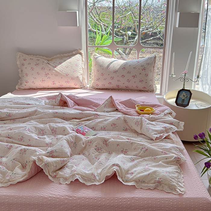 91家纺网 家纺一手货源 找家纺 竹合家纺 2026新品泡芙纱夏被四件套全棉镂空花边泡泡皱皱纱夏凉被 粉黛