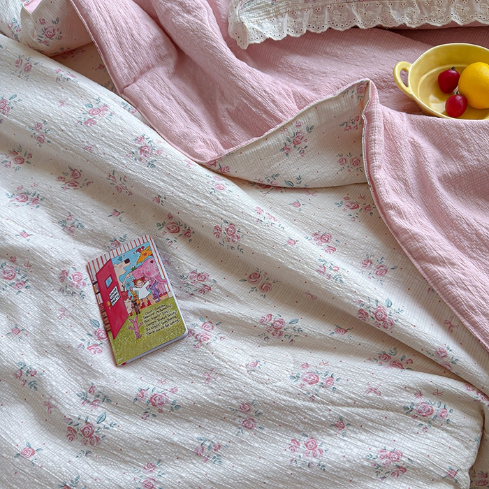 91家纺网 家纺一手货源 找家纺 竹合家纺 2026新品泡芙纱夏被四件套全棉镂空花边泡泡皱皱纱夏凉被 粉黛