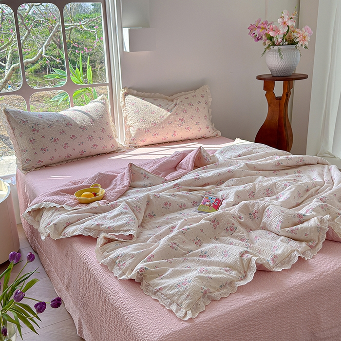 91家纺网 家纺一手货源 找家纺 竹合家纺 2026新品泡芙纱夏被四件套全棉镂空花边泡泡皱皱纱夏凉被 粉黛