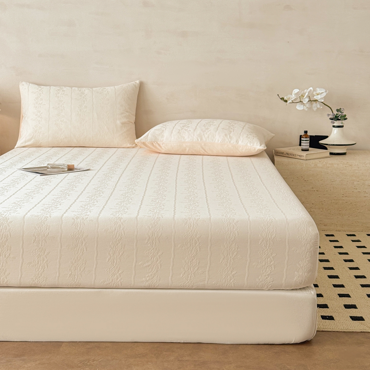 91家纺网 家纺一手货源 找家纺 眠博士 2026新款60S水洗立体提花床笠-场景二 床笠-花间梦-奶白