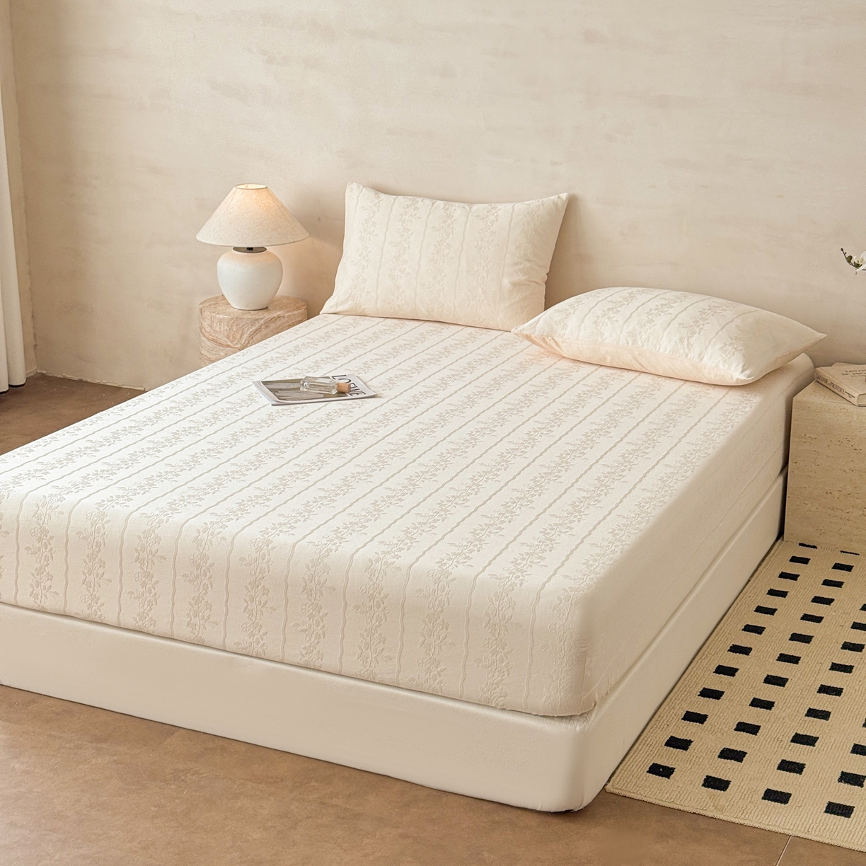 91家纺网 家纺一手货源 找家纺 眠博士 2026新款60S水洗立体提花床笠-场景二 床笠-花间梦-奶白