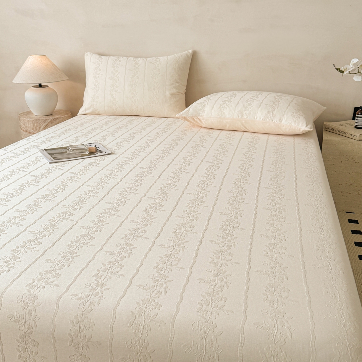 91家纺网 家纺一手货源 找家纺 眠博士 2026新款60S水洗立体提花床笠-场景二 床笠-花间梦-奶白