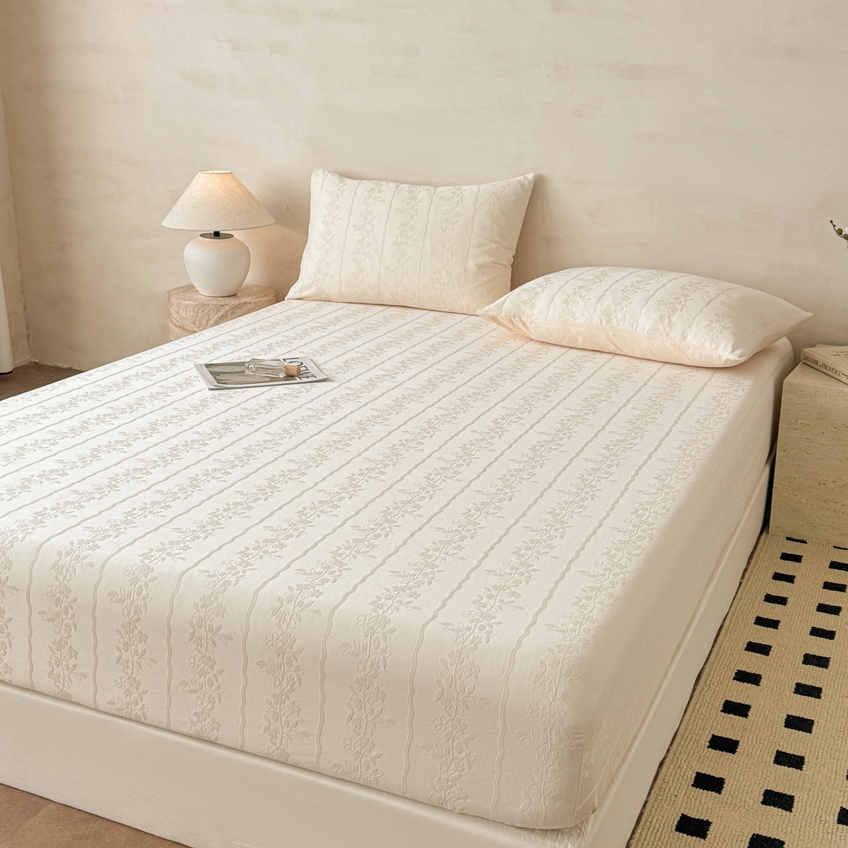 91家纺网 家纺一手货源 找家纺 眠博士 2026新款60S水洗立体提花床笠-场景二 床笠-花间梦-奶白