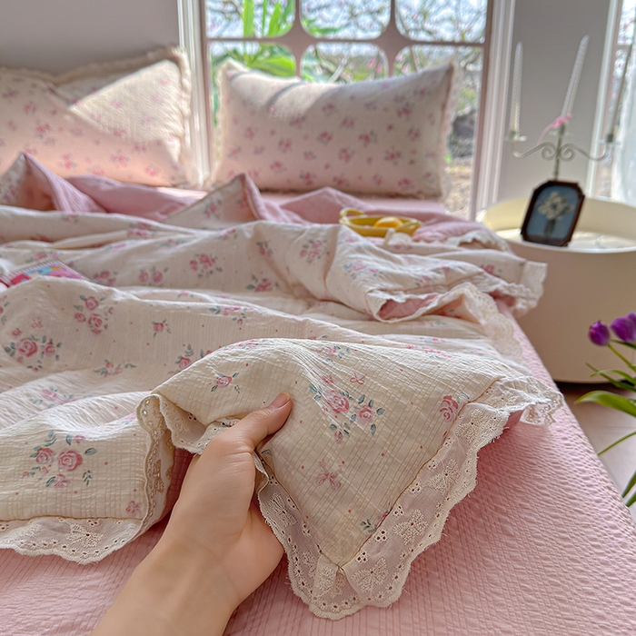 91家纺网 家纺一手货源 找家纺 竹合家纺 2026新品泡芙纱夏被四件套全棉镂空花边泡泡皱皱纱夏凉被 粉黛,粉黛