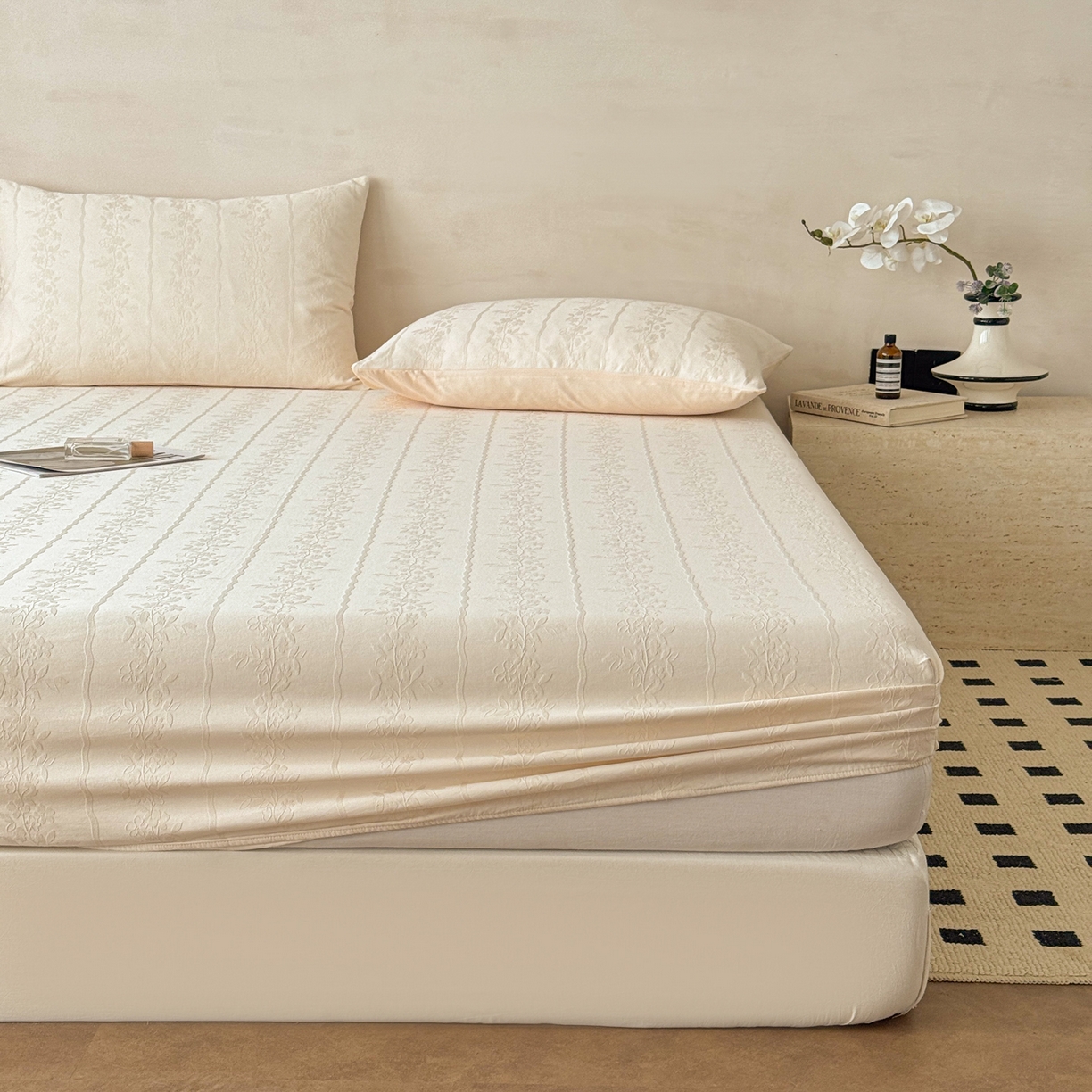 91家纺网 家纺一手货源 找家纺 眠博士 2026新款60S水洗立体提花床笠-场景二 床笠-花间梦-奶白