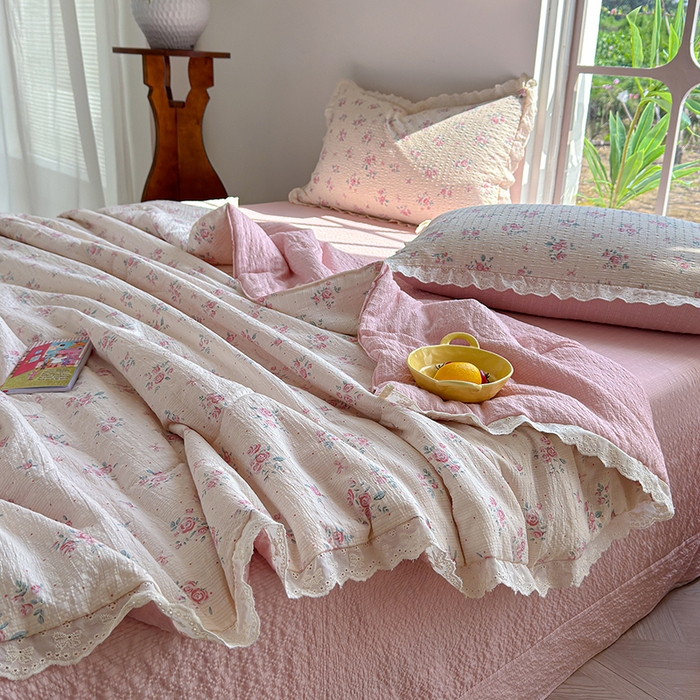 91家纺网 家纺一手货源 找家纺 竹合家纺 2026新品泡芙纱夏被四件套全棉镂空花边泡泡皱皱纱夏凉被 粉黛