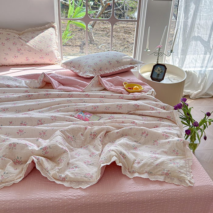 91家纺网 家纺一手货源 找家纺 竹合家纺 2026新品泡芙纱夏被四件套全棉镂空花边泡泡皱皱纱夏凉被 粉黛