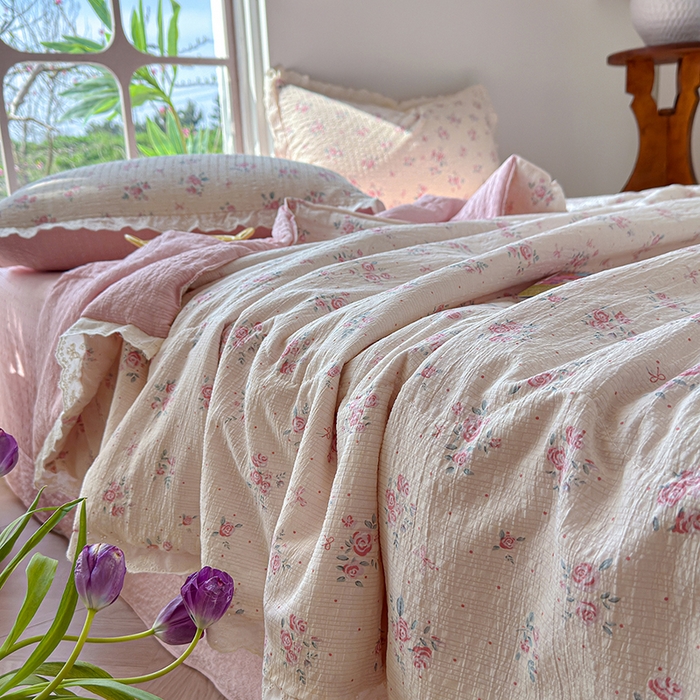 91家纺网 家纺一手货源 找家纺 竹合家纺 2026新品泡芙纱夏被四件套全棉镂空花边泡泡皱皱纱夏凉被 粉黛