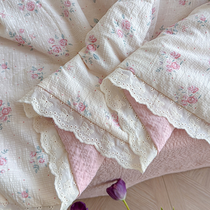 91家纺网 家纺一手货源 找家纺 竹合家纺 2026新品泡芙纱夏被四件套全棉镂空花边泡泡皱皱纱夏凉被 粉黛