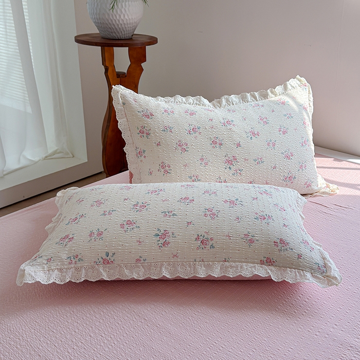 91家纺网 家纺一手货源 找家纺 竹合家纺 2026新品泡芙纱夏被四件套全棉镂空花边泡泡皱皱纱夏凉被 粉黛