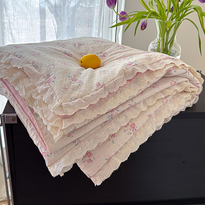 91家纺网 家纺一手货源 找家纺 竹合家纺 2026新品泡芙纱夏被四件套全棉镂空花边泡泡皱皱纱夏凉被 粉黛