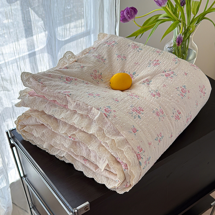 91家纺网 家纺一手货源 找家纺 竹合家纺 2026新品泡芙纱夏被四件套全棉镂空花边泡泡皱皱纱夏凉被 粉黛