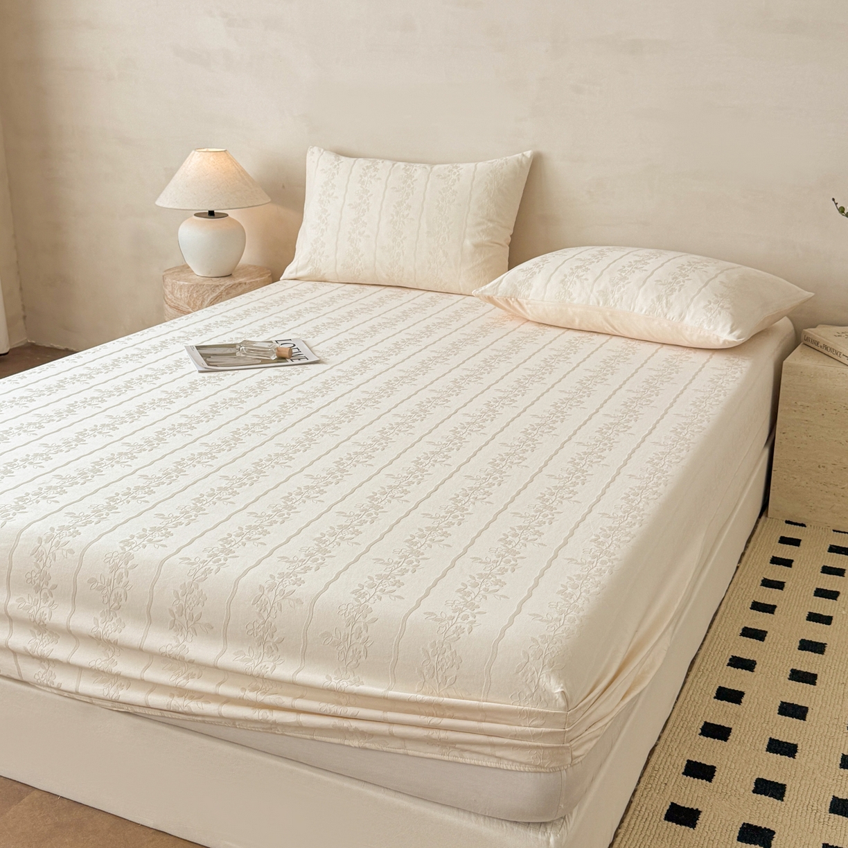 91家纺网 家纺一手货源 找家纺 眠博士 2026新款60S水洗立体提花床笠-场景二 床笠-花间梦-奶白