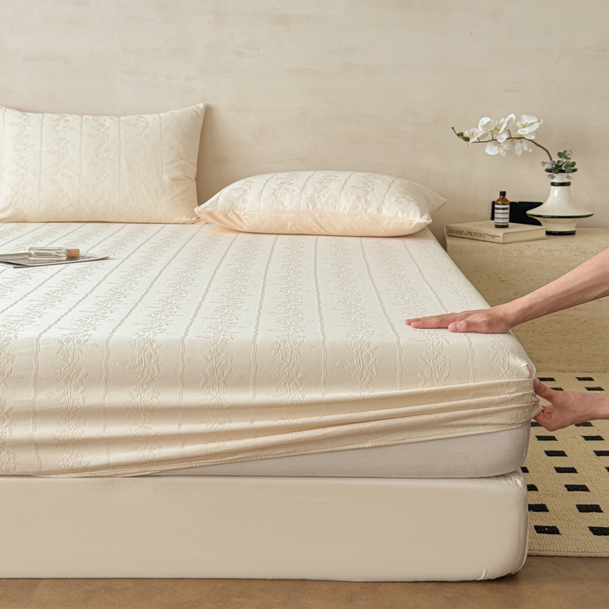 91家纺网 家纺一手货源 找家纺 眠博士 2026新款60S水洗立体提花床笠-场景二 床笠-花间梦-奶白