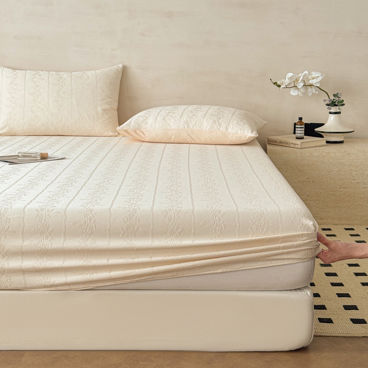 91家纺网 家纺一手货源 找家纺 眠博士 2026新款60S水洗立体提花床笠-场景二 床笠-花间梦-奶白