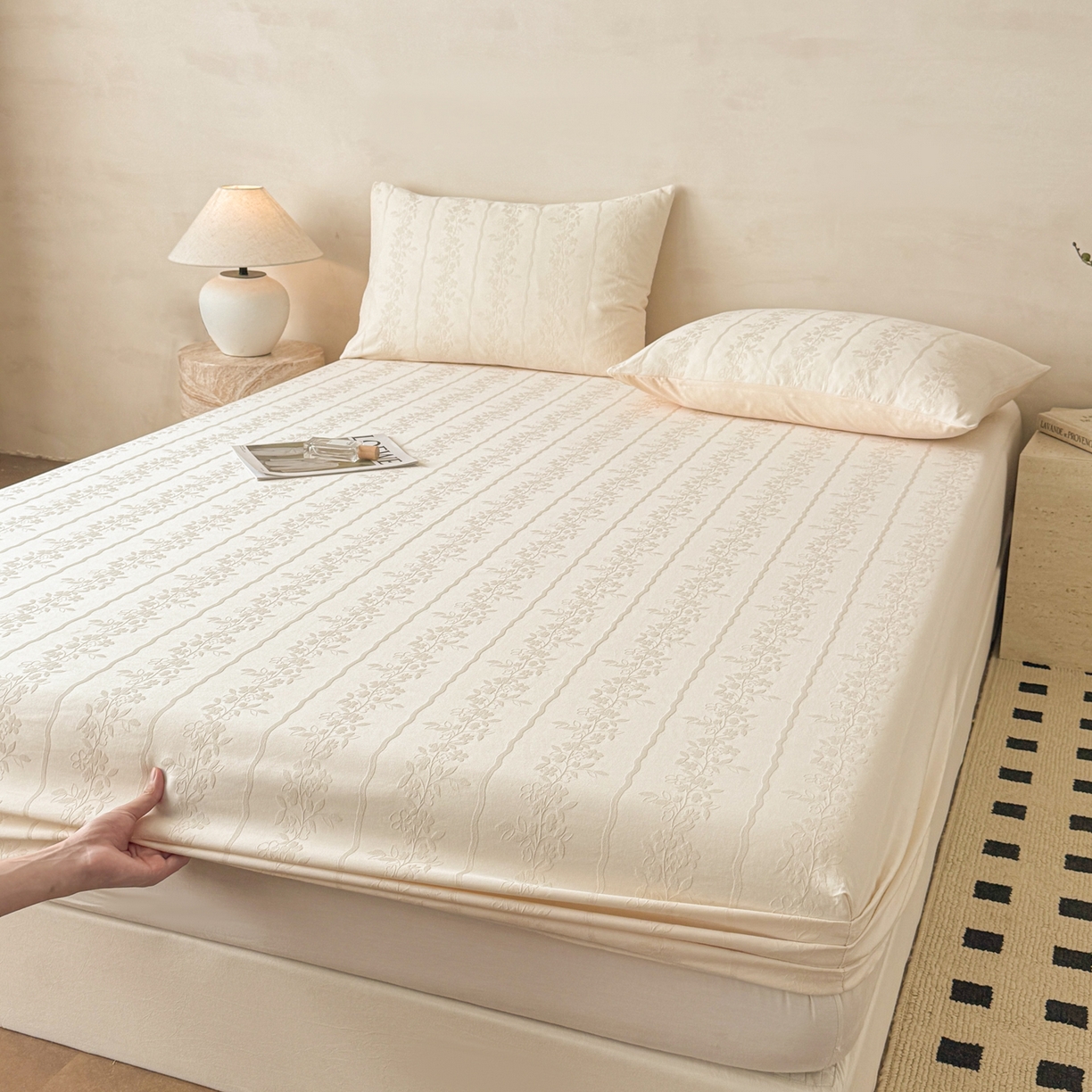 91家纺网 家纺一手货源 找家纺 眠博士 2026新款60S水洗立体提花床笠-场景二 床笠-花间梦-奶白