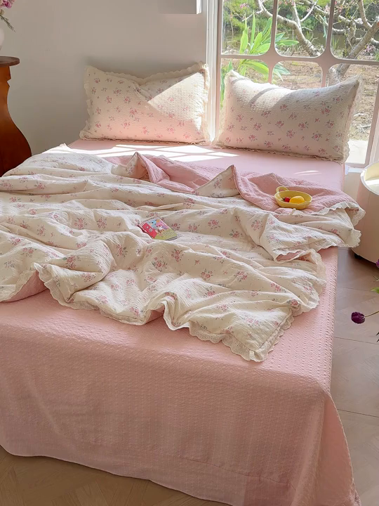 91家纺网 家纺一手货源 找家纺 竹合家纺 2026新品泡芙纱夏被四件套全棉镂空花边泡泡皱皱纱夏凉被 粉黛