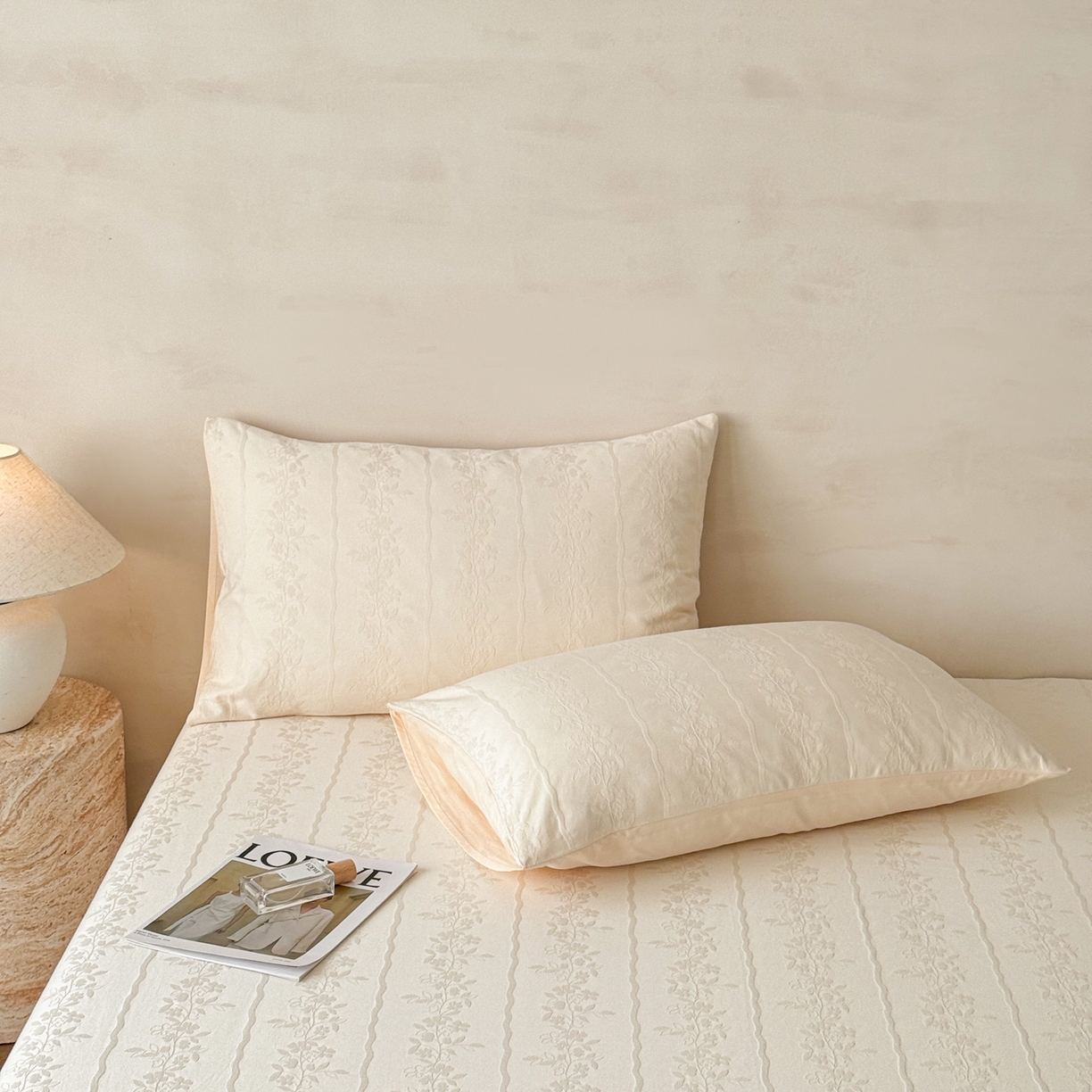 91家纺网 家纺一手货源 找家纺 眠博士 2026新款60S水洗立体提花床笠-场景二 床笠-花间梦-奶白