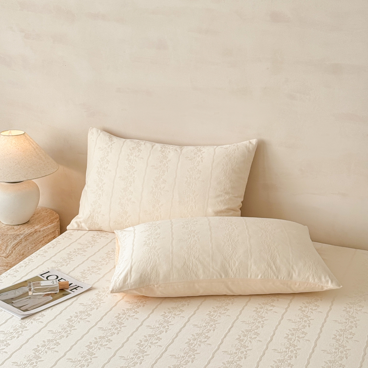 91家纺网 家纺一手货源 找家纺 眠博士 2026新款60S水洗立体提花床笠-场景二 床笠-花间梦-奶白