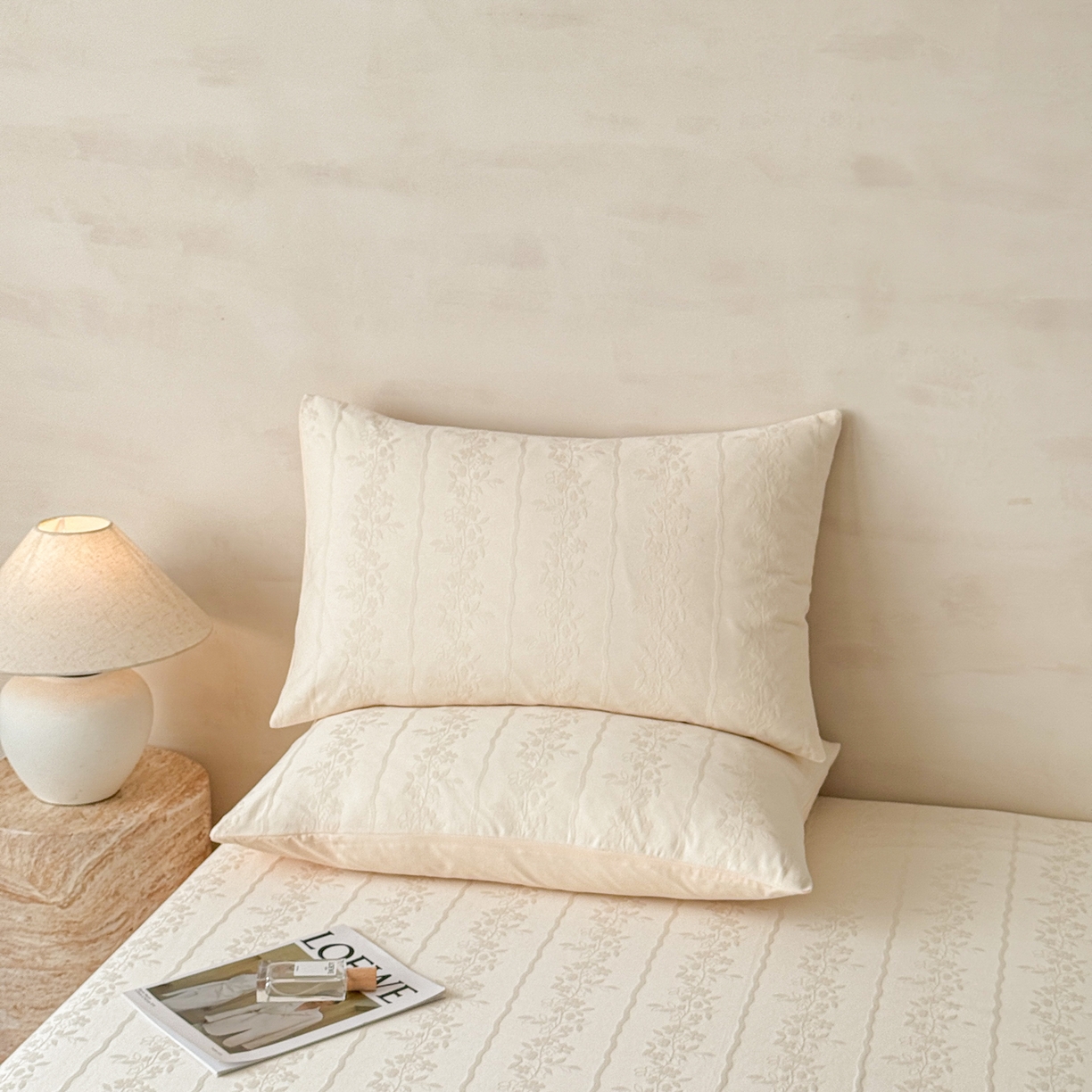 91家纺网 家纺一手货源 找家纺 眠博士 2026新款60S水洗立体提花床笠-场景二 床笠-花间梦-奶白