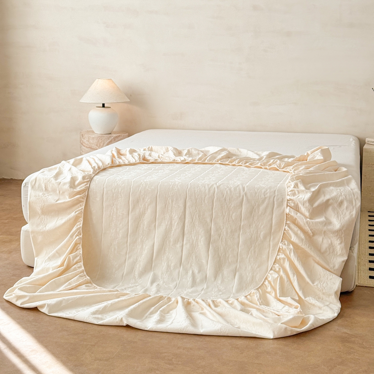 91家纺网 家纺一手货源 找家纺 眠博士 2026新款60S水洗立体提花床笠-场景二 床笠-花间梦-奶白