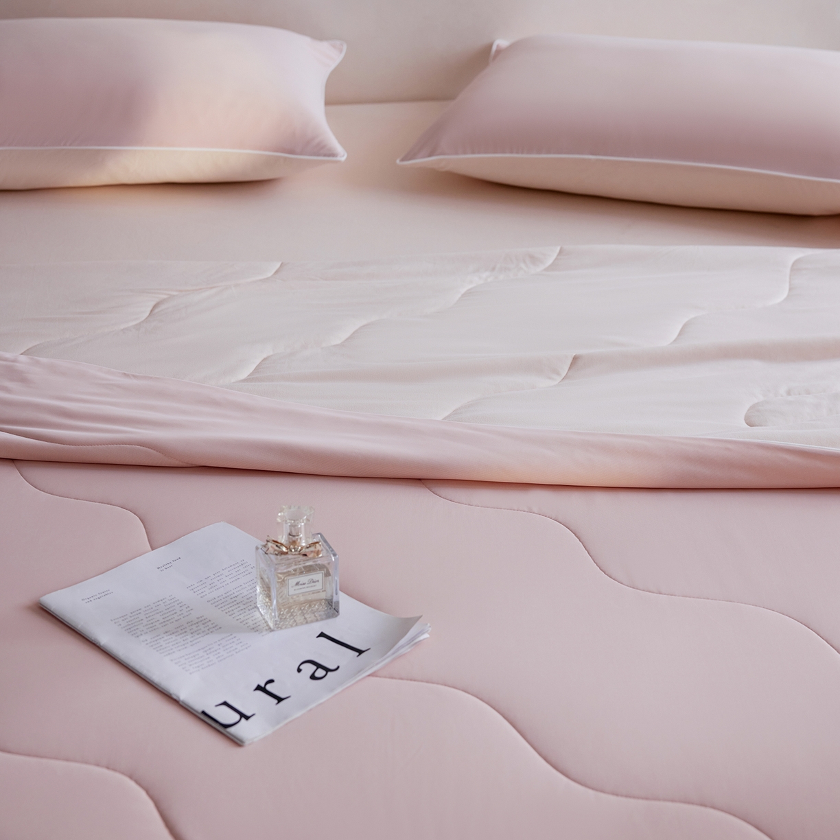 91家纺网 家纺一手货源 找家纺 丽笙被芯 2026新款冷暖深睡控温夏被夏凉被空调被 橘雾粉