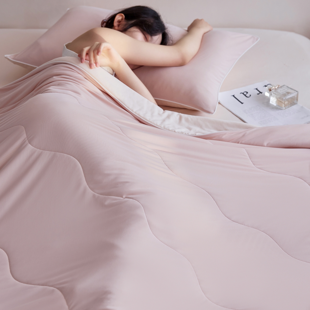 91家纺网 家纺一手货源 找家纺 丽笙被芯 2026新款冷暖深睡控温夏被夏凉被空调被 橘雾粉