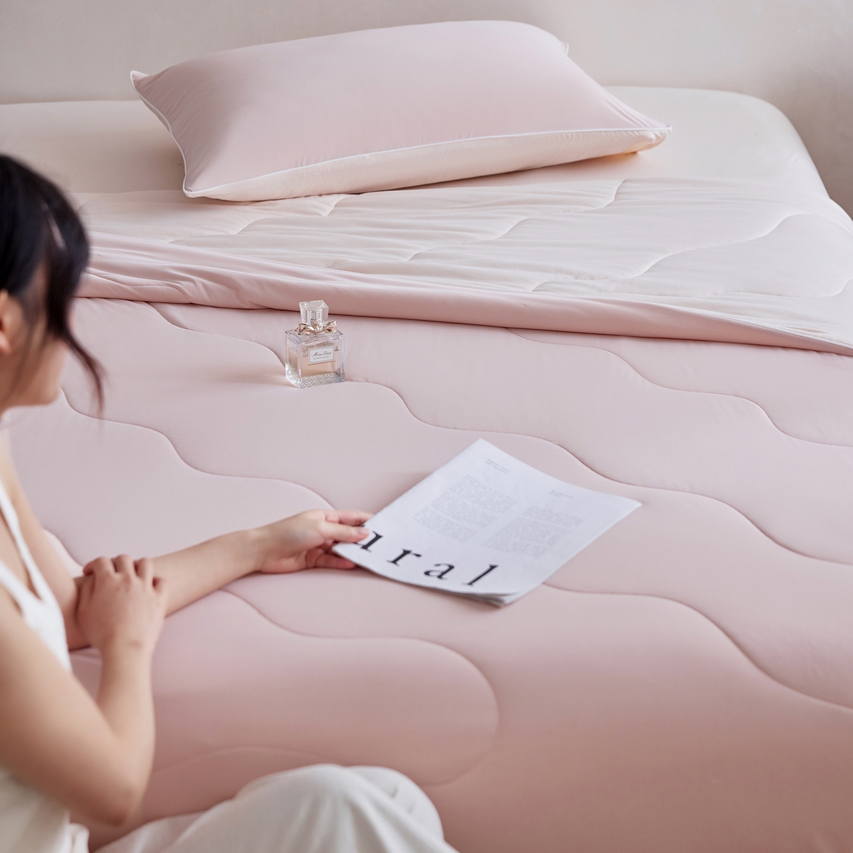 91家纺网 家纺一手货源 找家纺 丽笙被芯 2026新款冷暖深睡控温夏被夏凉被空调被 橘雾粉