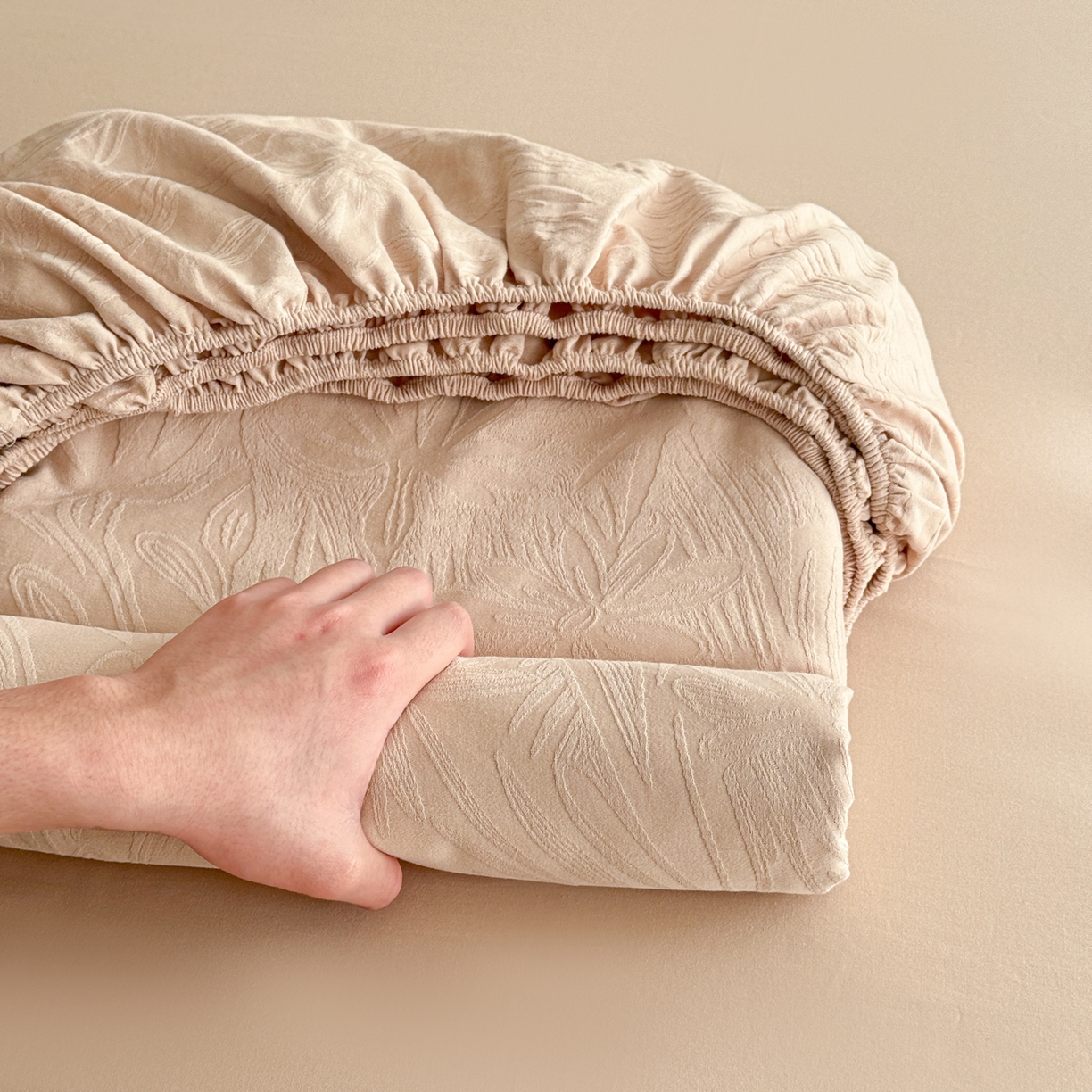 91家纺网 家纺一手货源 找家纺 眠博士 2026新款60S水洗立体提花床笠-场景二 床笠-绵语-卡其