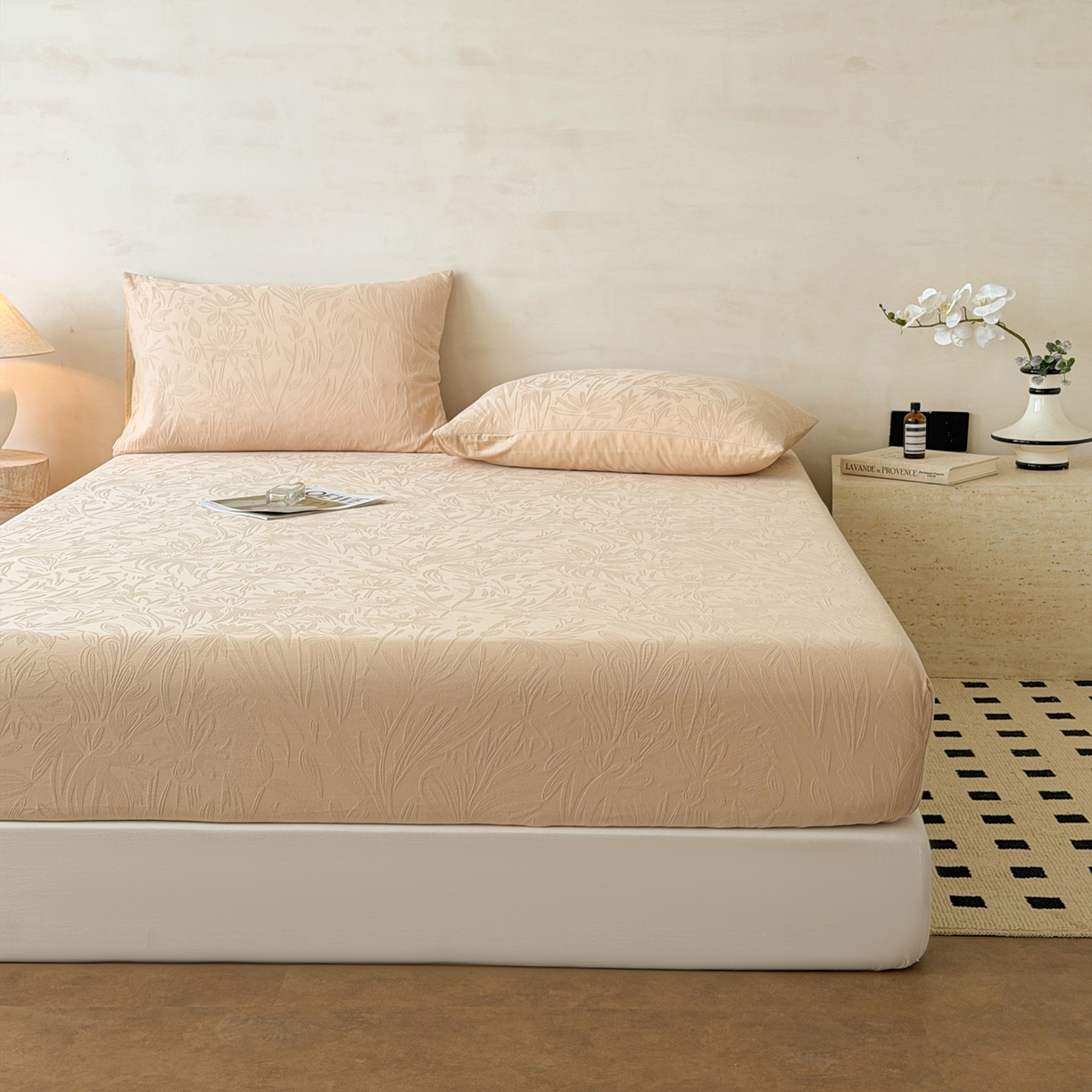 91家纺网 家纺一手货源 找家纺 眠博士 2026新款60S水洗立体提花床笠-场景二 床笠-绵语-卡其