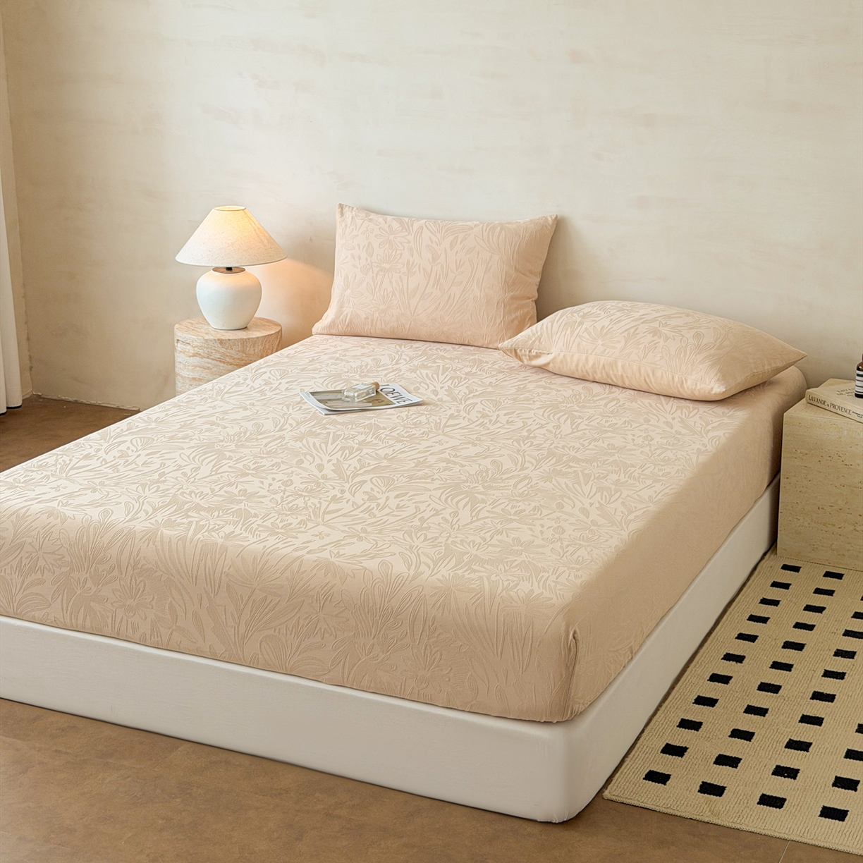 91家纺网 家纺一手货源 找家纺 眠博士 2026新款60S水洗立体提花床笠-场景二 床笠-绵语-卡其