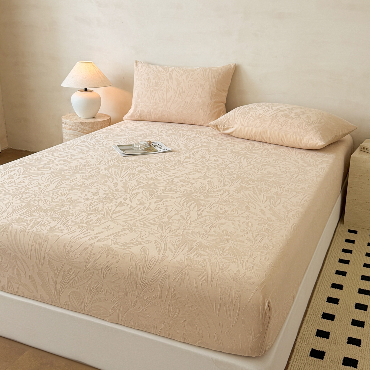 91家纺网 家纺一手货源 找家纺 眠博士 2026新款60S水洗立体提花床笠-场景二 床笠-绵语-卡其