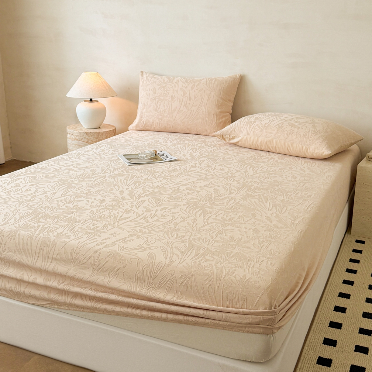 91家纺网 家纺一手货源 找家纺 眠博士 2026新款60S水洗立体提花床笠-场景二 床笠-绵语-卡其