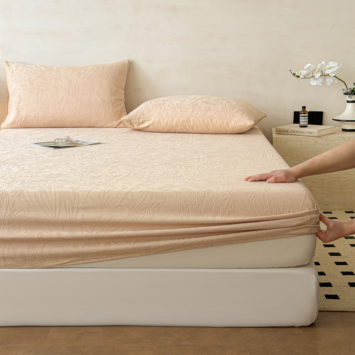 91家纺网 家纺一手货源 找家纺 眠博士 2026新款60S水洗立体提花床笠-场景二 床笠-绵语-卡其