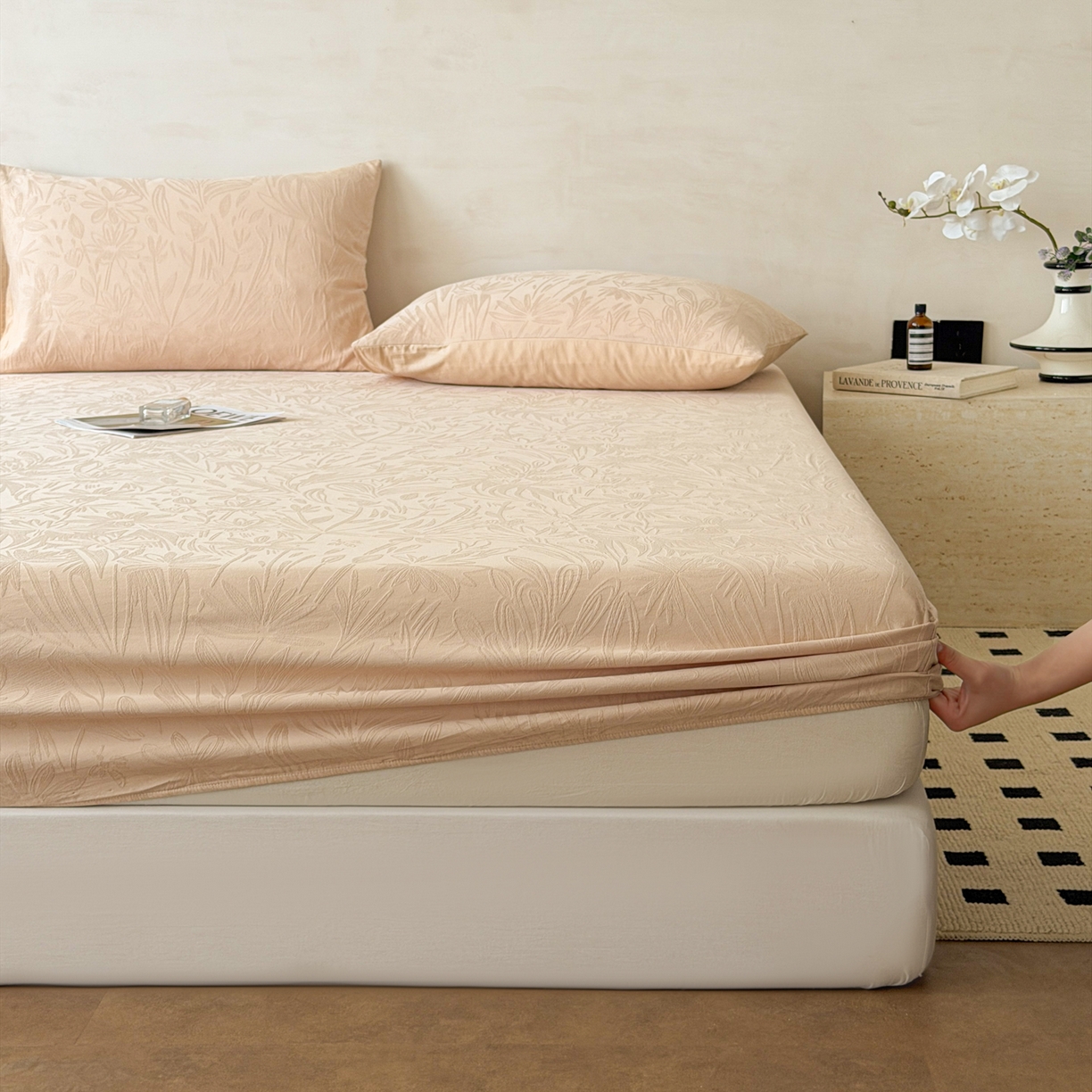 91家纺网 家纺一手货源 找家纺 眠博士 2026新款60S水洗立体提花床笠-场景二 床笠-绵语-卡其