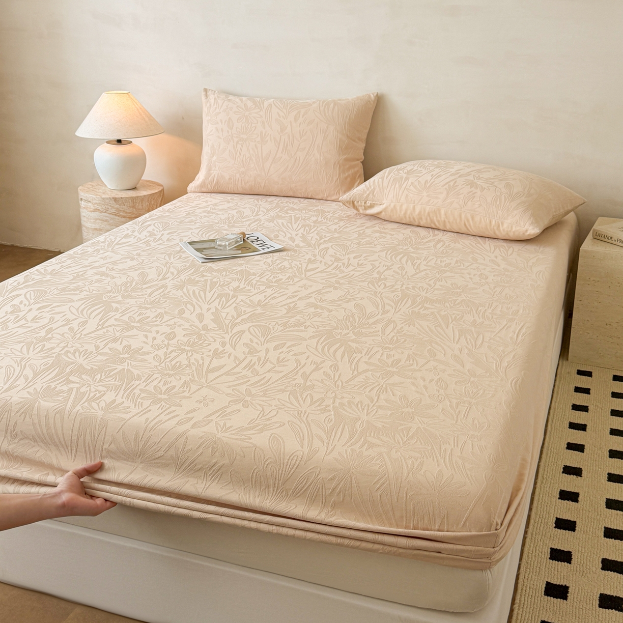 91家纺网 家纺一手货源 找家纺 眠博士 2026新款60S水洗立体提花床笠-场景二 床笠-绵语-卡其