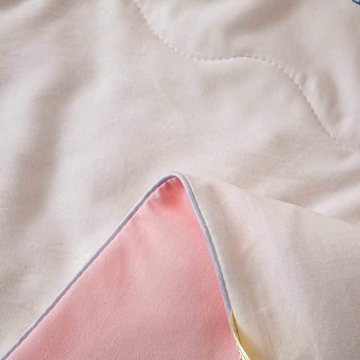 91家纺网 家纺一手货源 找家纺 红日子纺织品 2026新款A类水洗棉冰淇淋夏被空调被 浅粉白