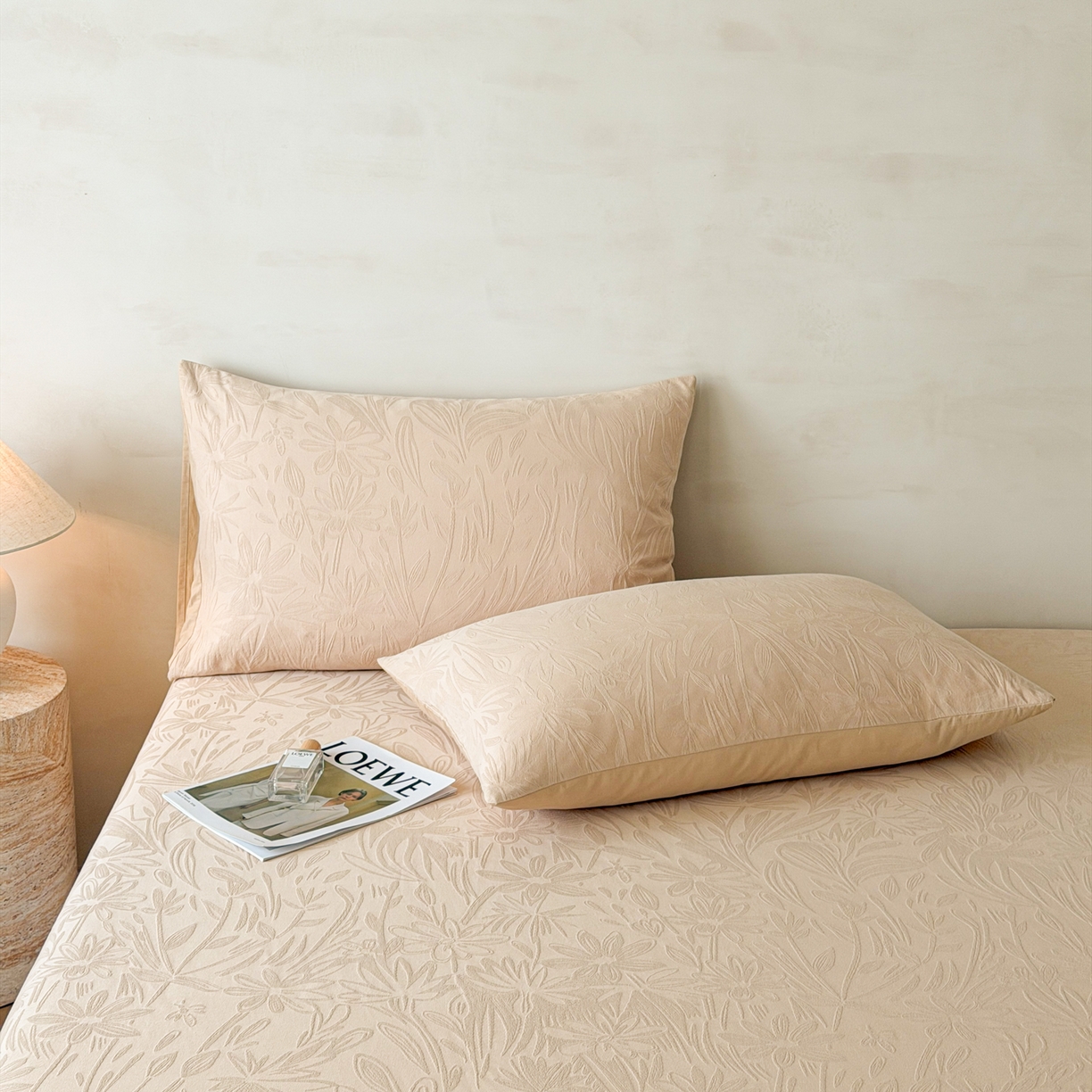 91家纺网 家纺一手货源 找家纺 眠博士 2026新款60S水洗立体提花床笠-场景二 床笠-绵语-卡其