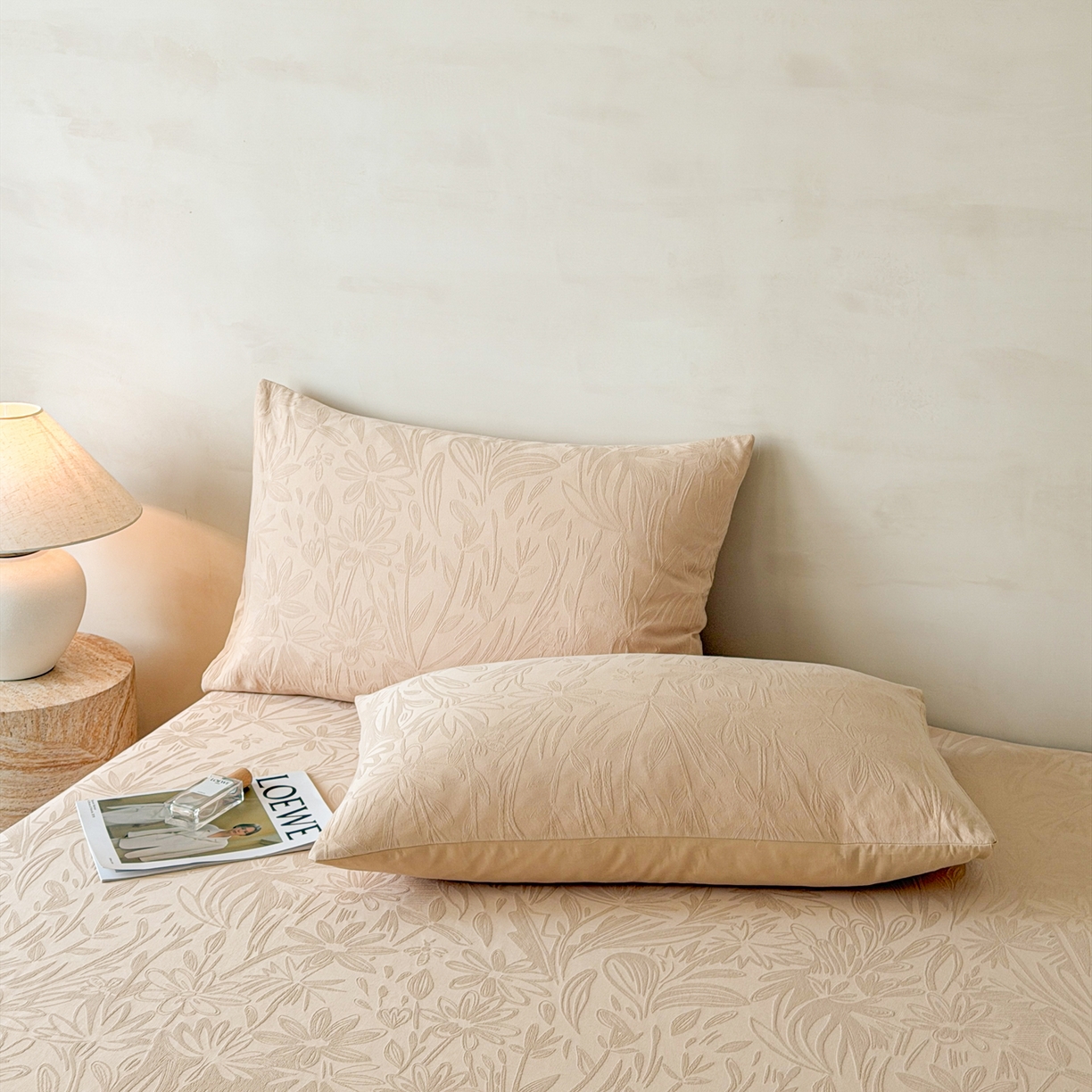 91家纺网 家纺一手货源 找家纺 眠博士 2026新款60S水洗立体提花床笠-场景二 床笠-绵语-卡其