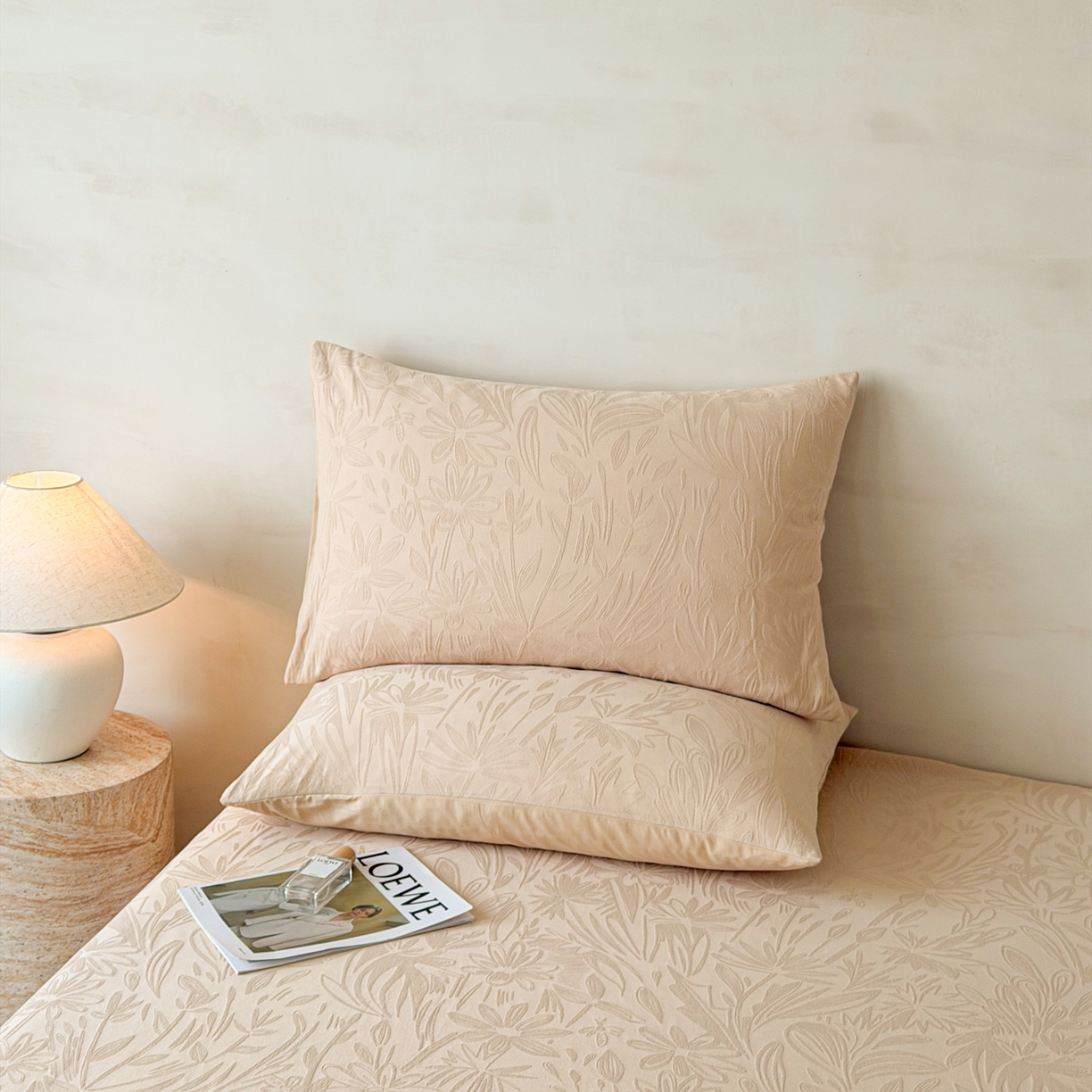 91家纺网 家纺一手货源 找家纺 眠博士 2026新款60S水洗立体提花床笠-场景二 床笠-绵语-卡其