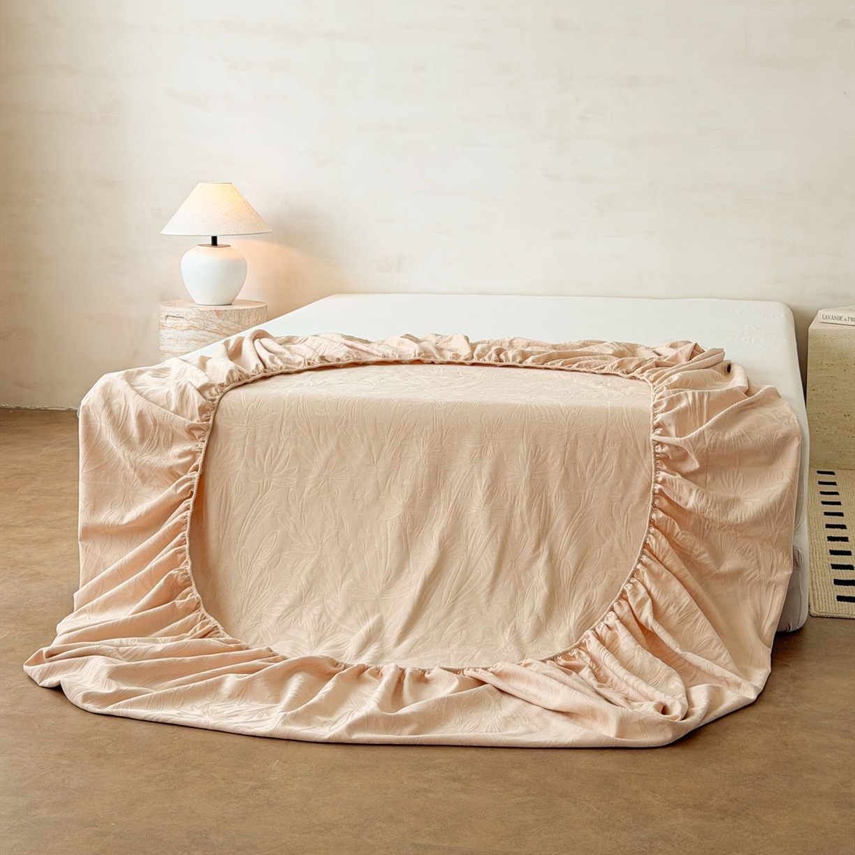 91家纺网 家纺一手货源 找家纺 眠博士 2026新款60S水洗立体提花床笠-场景二 床笠-绵语-卡其