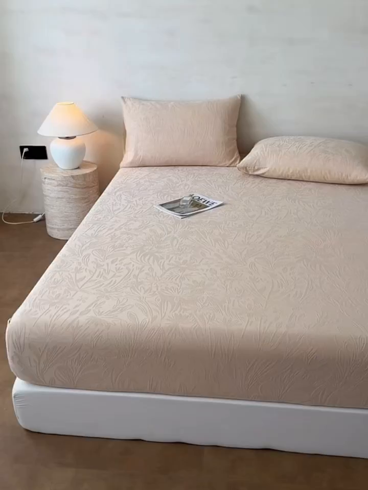 91家纺网 家纺一手货源 找家纺 眠博士 2026新款60S水洗立体提花床笠-场景二 床笠-绵语-卡其