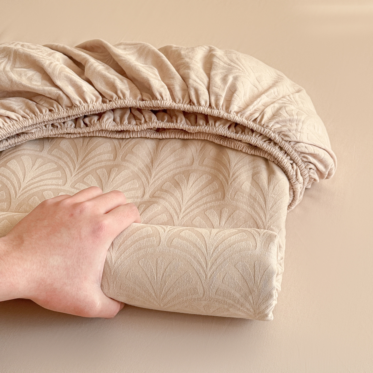 91家纺网 家纺一手货源 找家纺 眠博士 2026新款60S水洗立体提花床笠-场景二 床笠-杏影-卡其