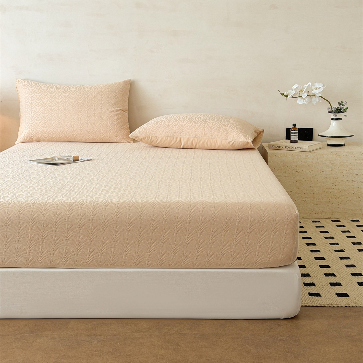 91家纺网 家纺一手货源 找家纺 眠博士 2026新款60S水洗立体提花床笠-场景二 床笠-杏影-卡其