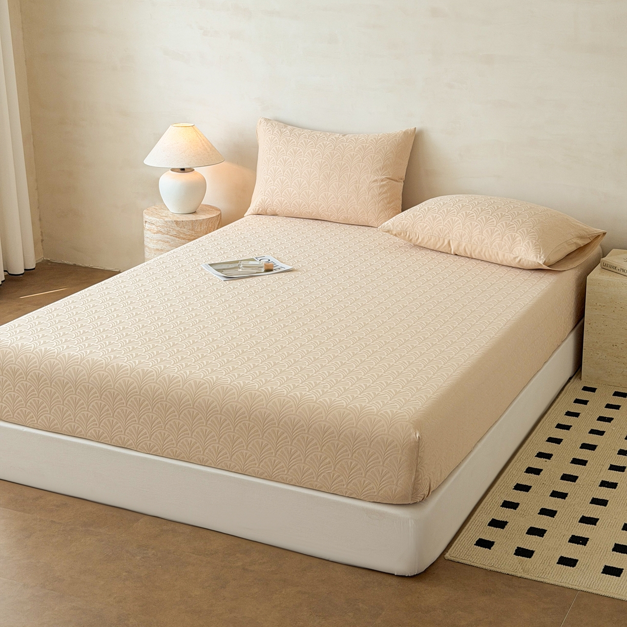 91家纺网 家纺一手货源 找家纺 眠博士 2026新款60S水洗立体提花床笠-场景二 床笠-杏影-卡其